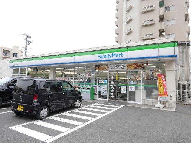 ファミリーマート(140m)