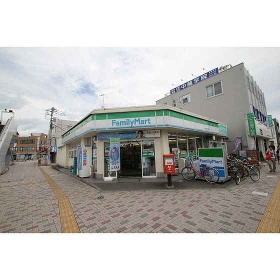 コンビニ「ファミリーマート東海大学駅前店まで447m」