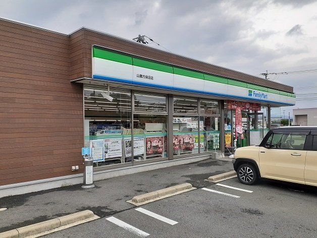 ファミリーマートまで1100m