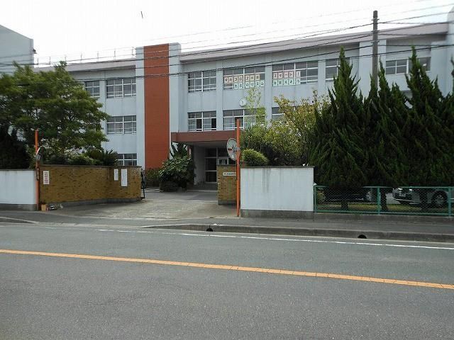 水巻町立水巻南中学校(560m)