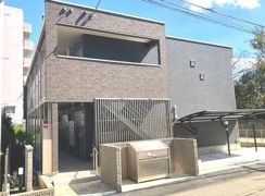 クレイノペルレシュロスの外観画像