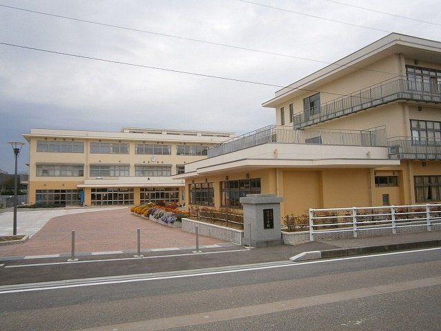福岡小学校まで1800m