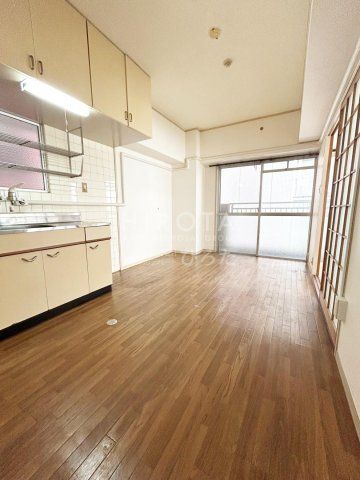 丸和/三萩野店 (559m)
