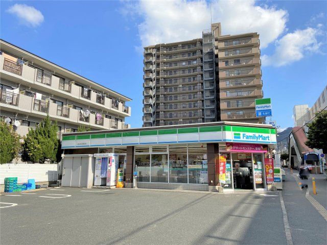 ファミリーマート小倉企救丘駅前店(590m)