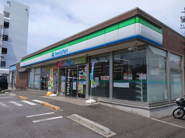 ファミリーマートまで160m