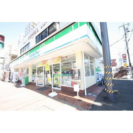 コンビニ「ファミリーマート厚木旭町店まで659m」