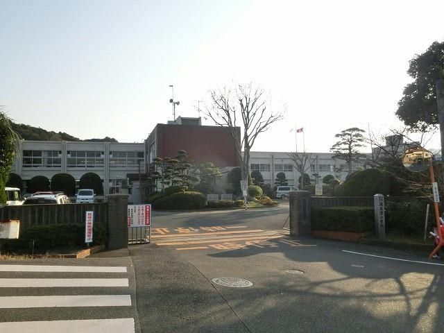 岡垣町立海老津小学校(610m)