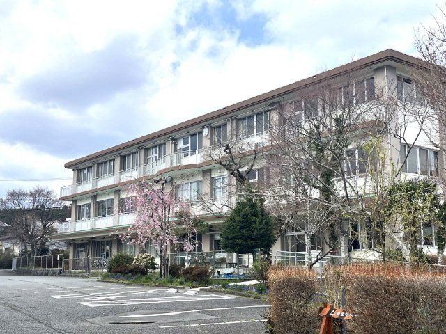 中学校「御殿場市立西中学校まで1324m」