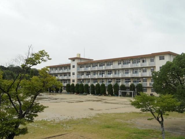 萩原小学校(210m)