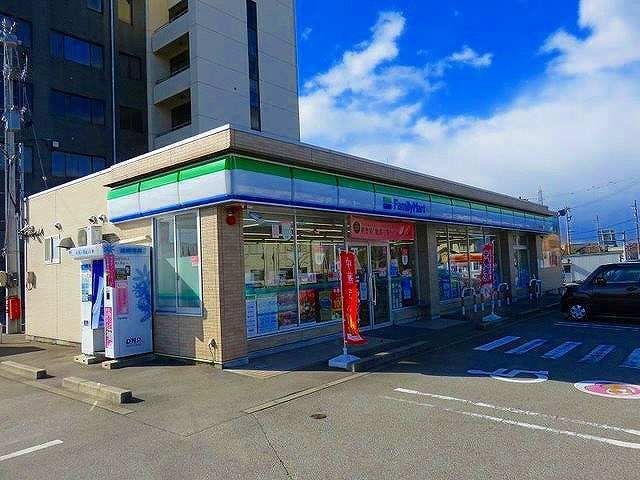 ファミリーマート砺波市役所前店まで350m