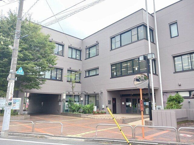 足立区舎人図書館まで233m