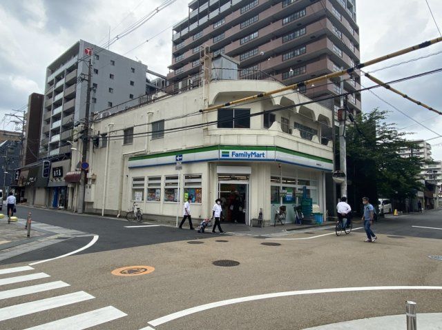 ファミリーマート草津駅東口店（コンビニ）まで110m