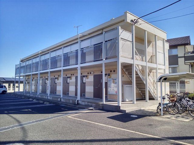 レオパレスカーサーセンの外観画像