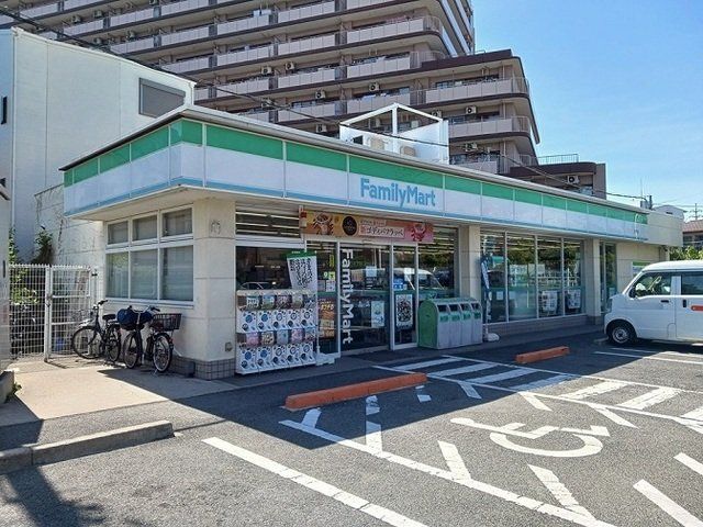 ファミリーマート様まで300m