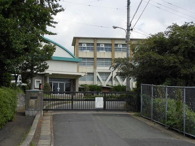中間市立中間中学校(560m)