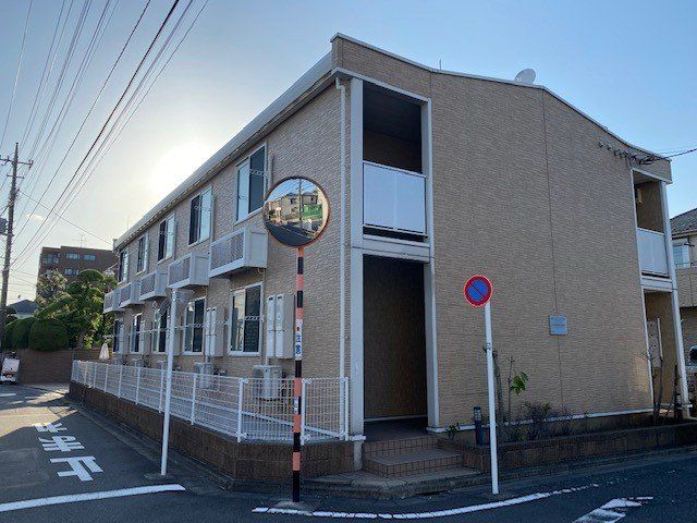 レオパレスパインツリーはうすの外観画像