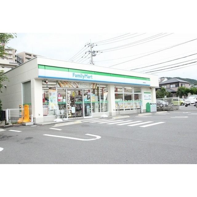 コンビニ「ファミリーマート鶴巻温泉駅前店まで220m」
