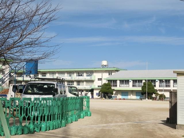 上津役小学校(880m)