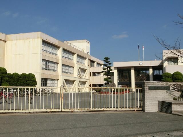 岡垣町立岡垣東中学校(700m)