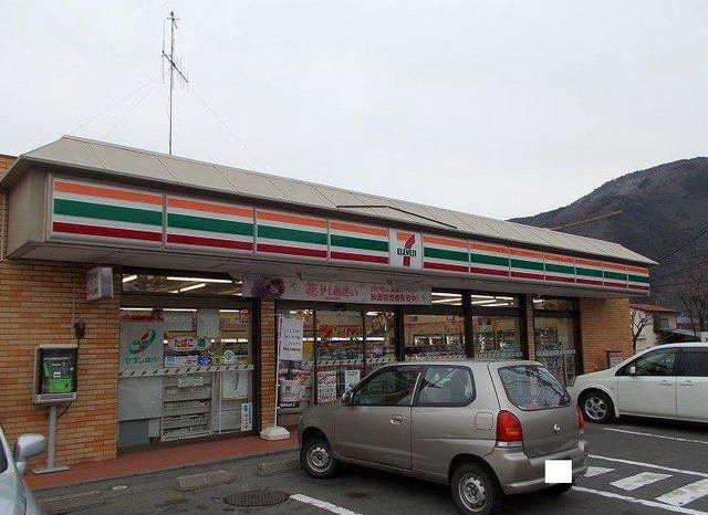 セブンイレブン戸倉店まで79m