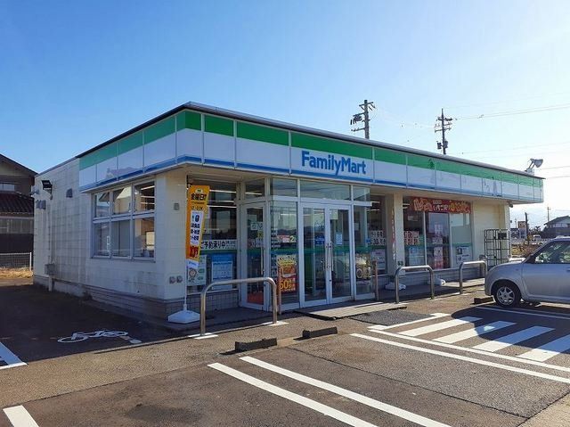 ファミリーマートまで650m