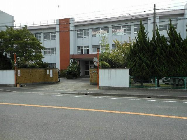 水巻町立水巻南中学校(840m)