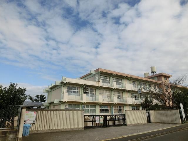 鴨生田小学校(320m)