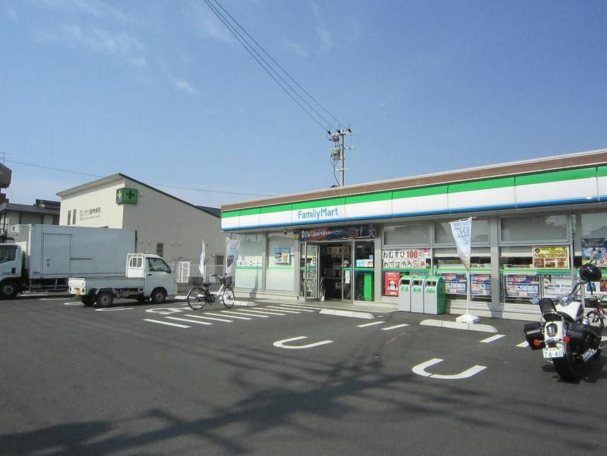 ファミリーマート(117m)