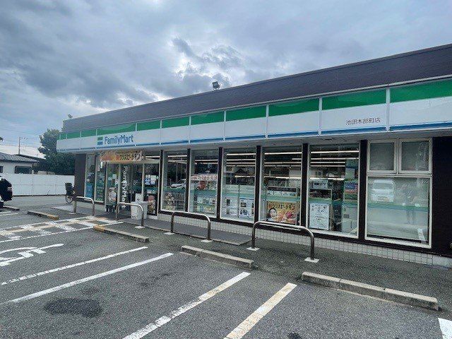 ファミリーマートまで650m