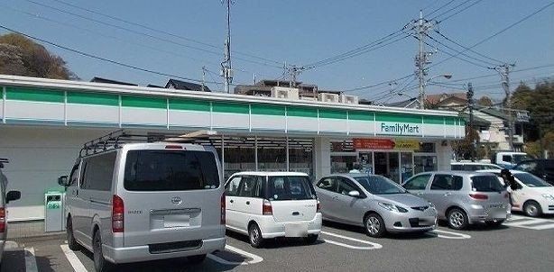 ファミリーマートまで359m