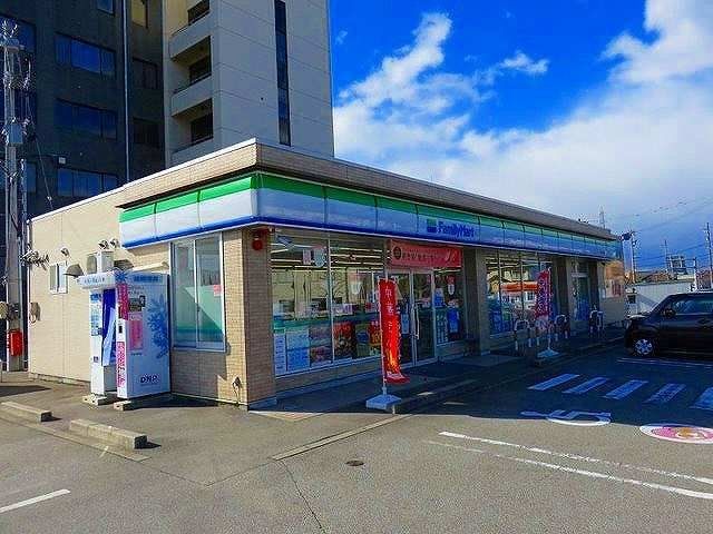 ファミリーマートまで650m