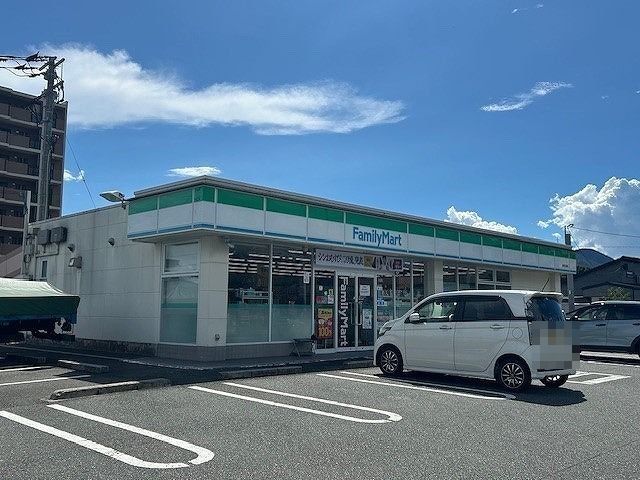 ファミリーマートまで600m