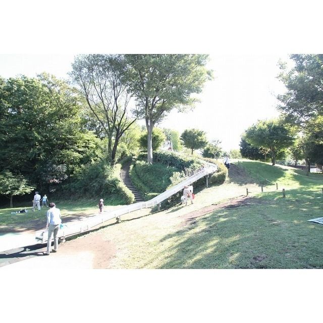 公園「ぼうさいの丘公園まで560m」