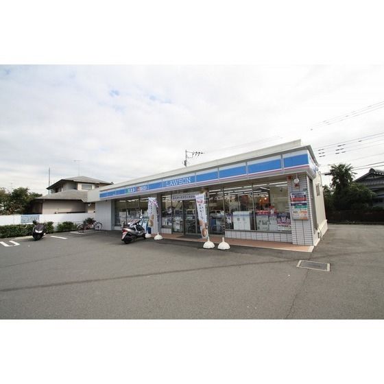 コンビニ「ローソン厚木妻田西一丁目店まで270m」