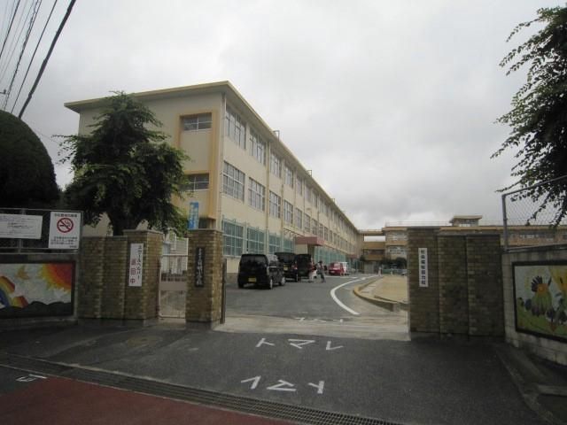 日明小学校(900m)