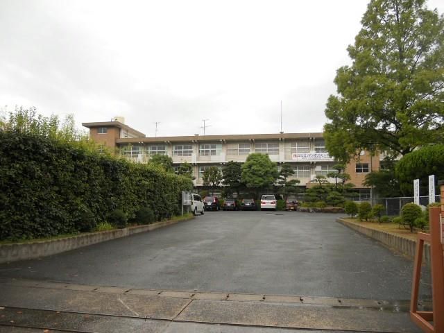 穴生中学校(640m)