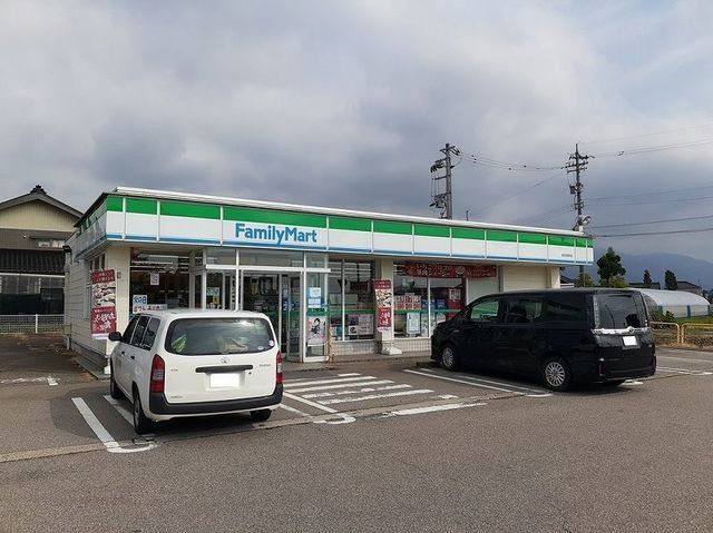 ファミリーマートまで670m