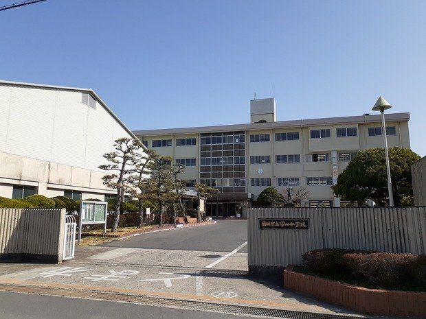 岡山市立中山小学校まで1900m