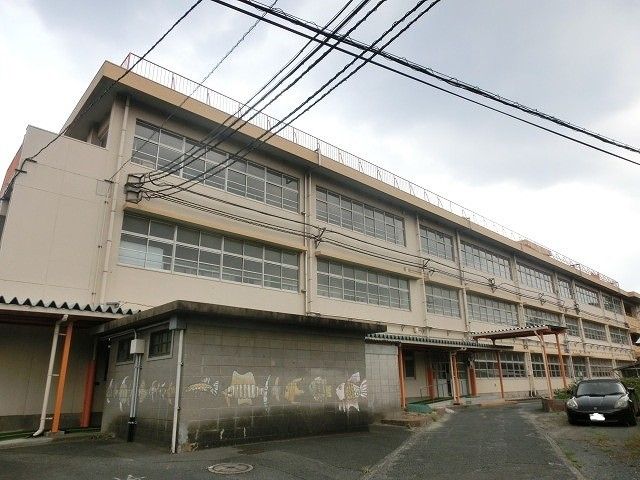 日明小学校(700m)