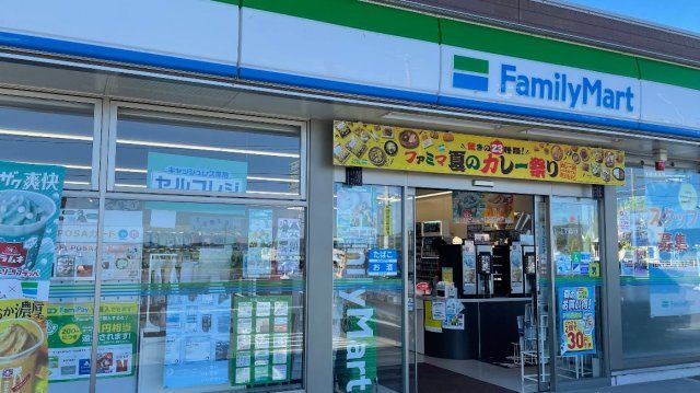 ファミリーマート(1300m)