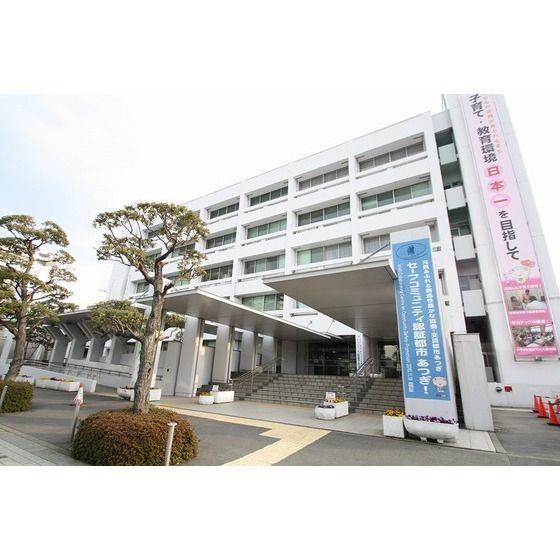 役所「厚木市役所まで650m」