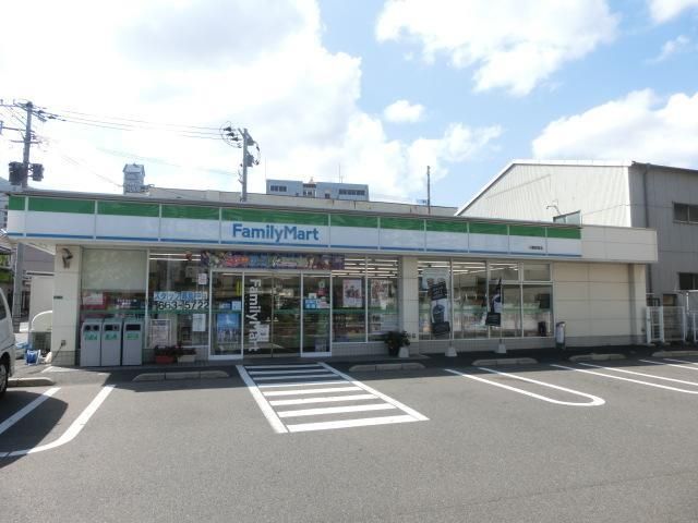 ファミリーマート(210m)