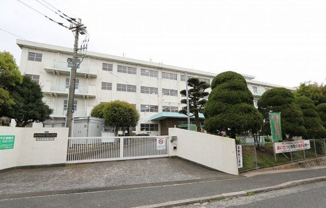 北九州市立萩ケ丘小学校(80m)