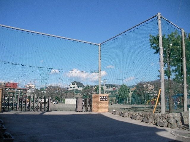 小学校「裾野市立西小学校まで1024m」