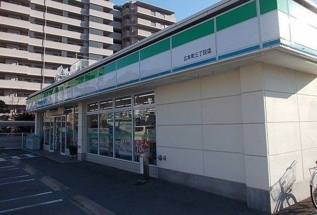 ファミリーマートまで450m