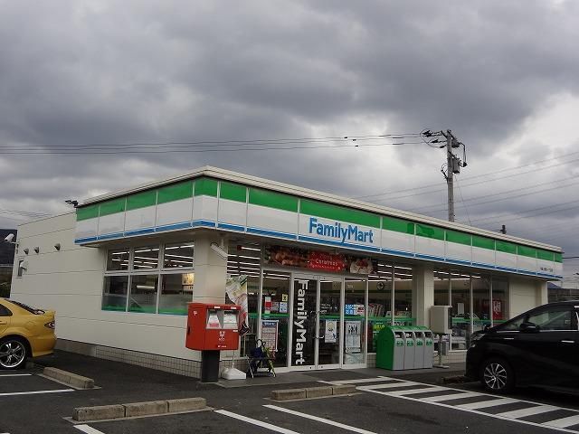 ファミリーマート／八幡上香月一丁目店 (850m)