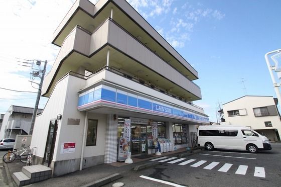 コンビニ「ローソン厚木飯山店まで900m」