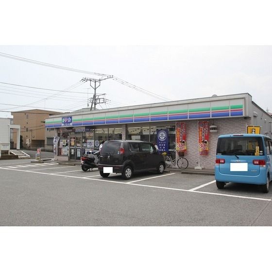 コンビニ「スリーエフ秦野堀川東店まで210m」