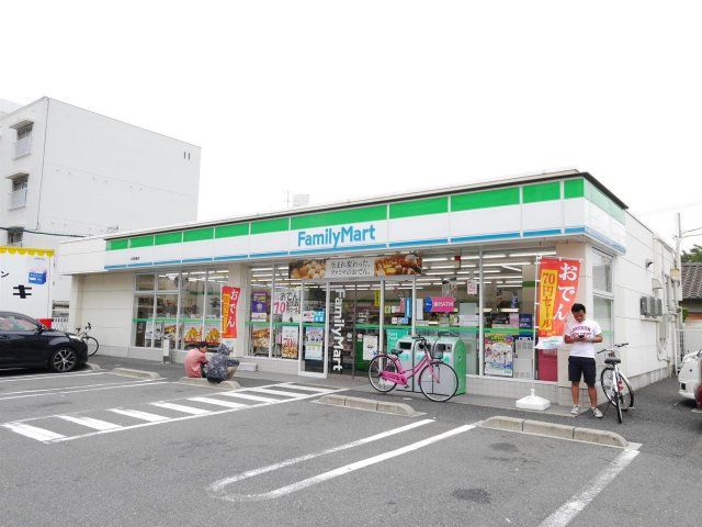 ファミリーマート(180m)