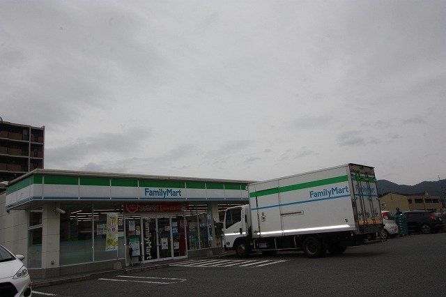 ファミリーマートまで650m